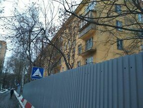 Дома 20 и 22 по проспекту Жукова обнесли строительными заборами