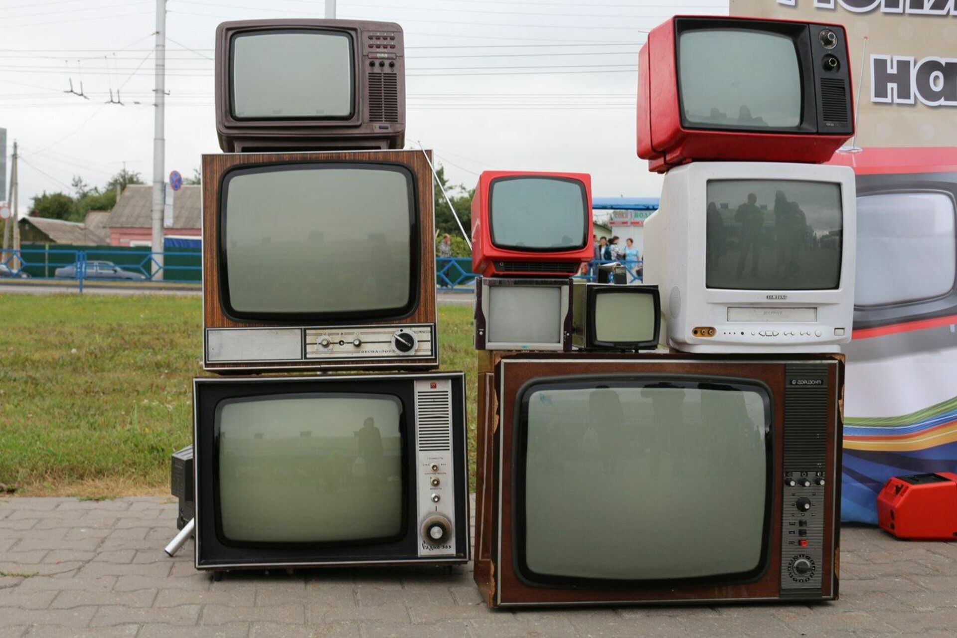 Сдать телевизор новый. Старый телевизор. Старый Советский телевизор. Бытовой техники телевизор. Скупают старые телевизоры.