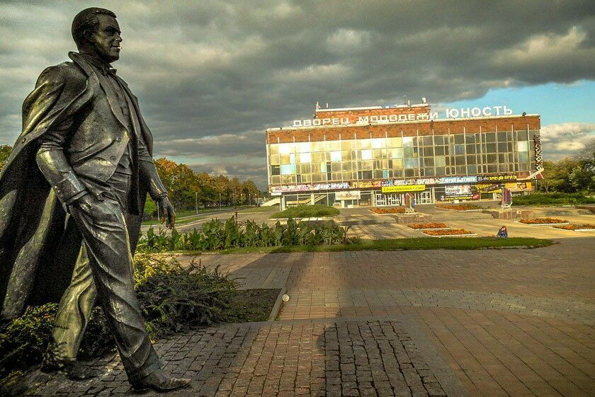 Памятник  работы Александра Рукавишникова  стоит в Донецке у Дворца молодежи «Юность». 