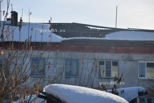 В селе под Омском рухнула крыша многоквартирного дома