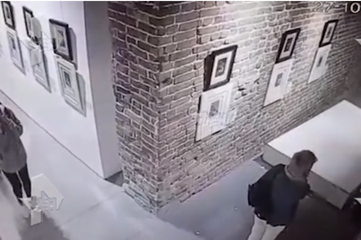 Посетительница музея во время селфи уронила картину Сальвадора Дали(ВИДЕО)