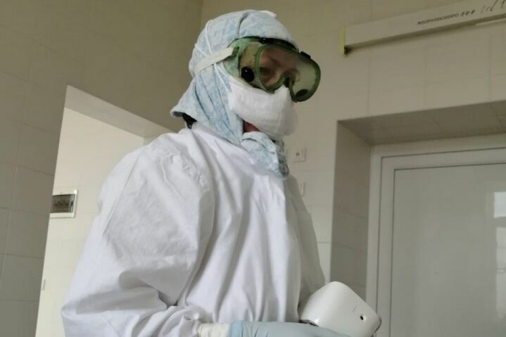 Волгоградские инфекционисты носят наволочки на голове вместо средств защиты