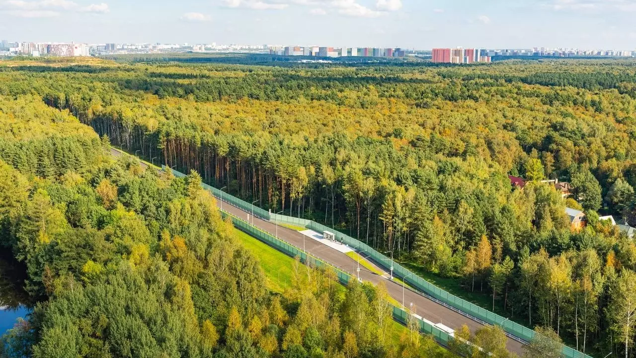 На фото: почти готовый новый дублер Боровского шоссе в ТИНАО, сентябрь 2023 г.