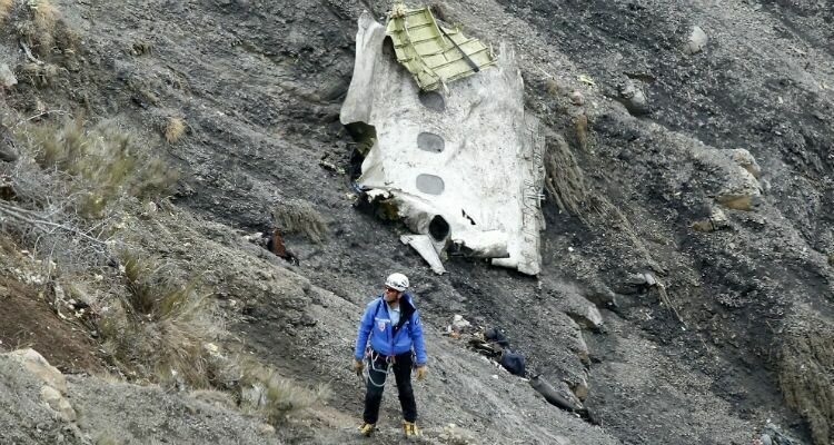 Пилот А-320 осознанно пошел на снижение высоты, пассажиры закричали перед самым столкновением с горой