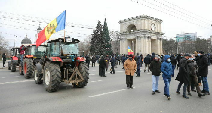 Фермеры грозят заблокировать аэропорт Кишинева, если им не компенсируют потери урожая