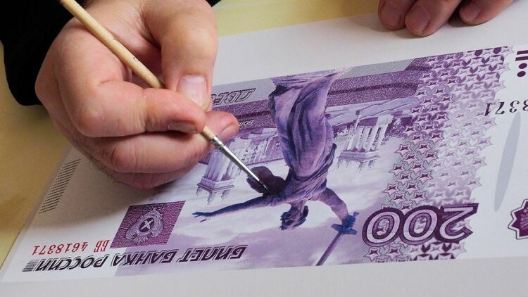 Свыше трети россиян не знают о введении новых банкнот