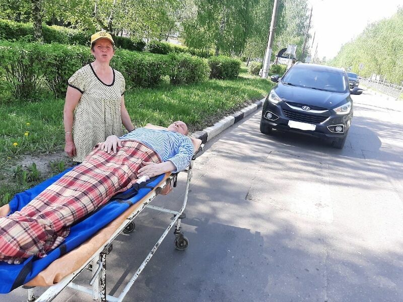 Пенсионерке в Нижегородской области пришлось везти мужа из больницы на каталке