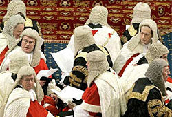 В Великобритании хотят запретить передачу по наследству мест в парламенте