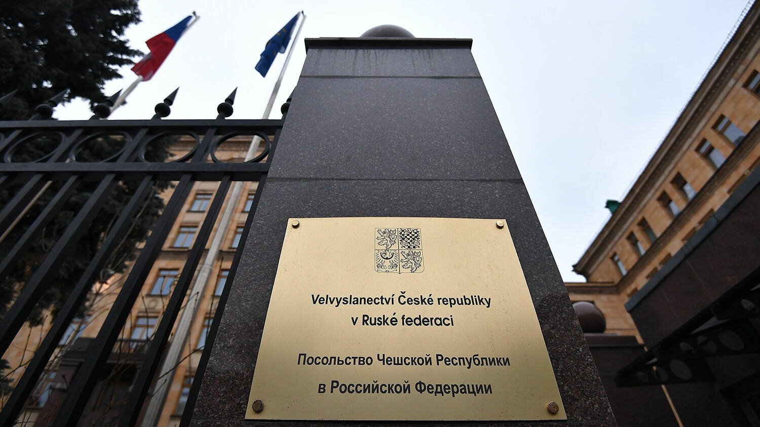 Численность посольств в Москве и Праге сократят до 32 человек