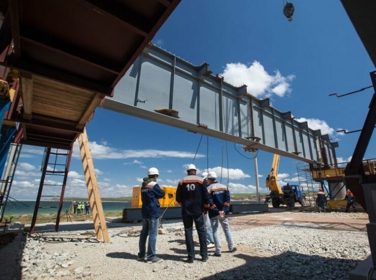 Строители приступили к монтажу пролетов Керченского моста