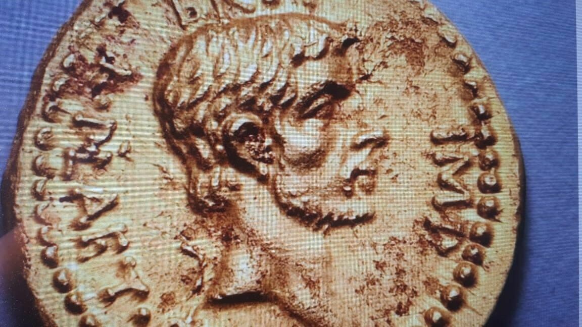 США вернули Греции золотую монету времен гибели Юлия Цезаря и еще 29 артефактов