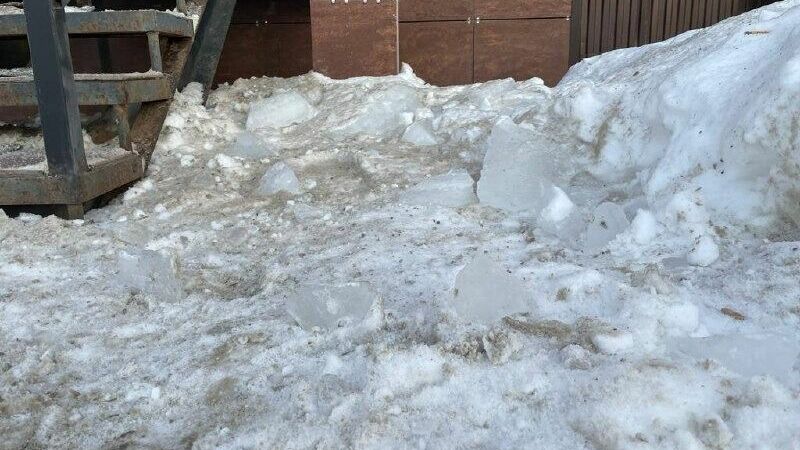 В Башкирии на ребенка с крыши упала глыба льда