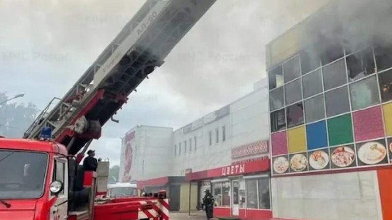 В Орехово-Зуеве загорелся торговый центр 