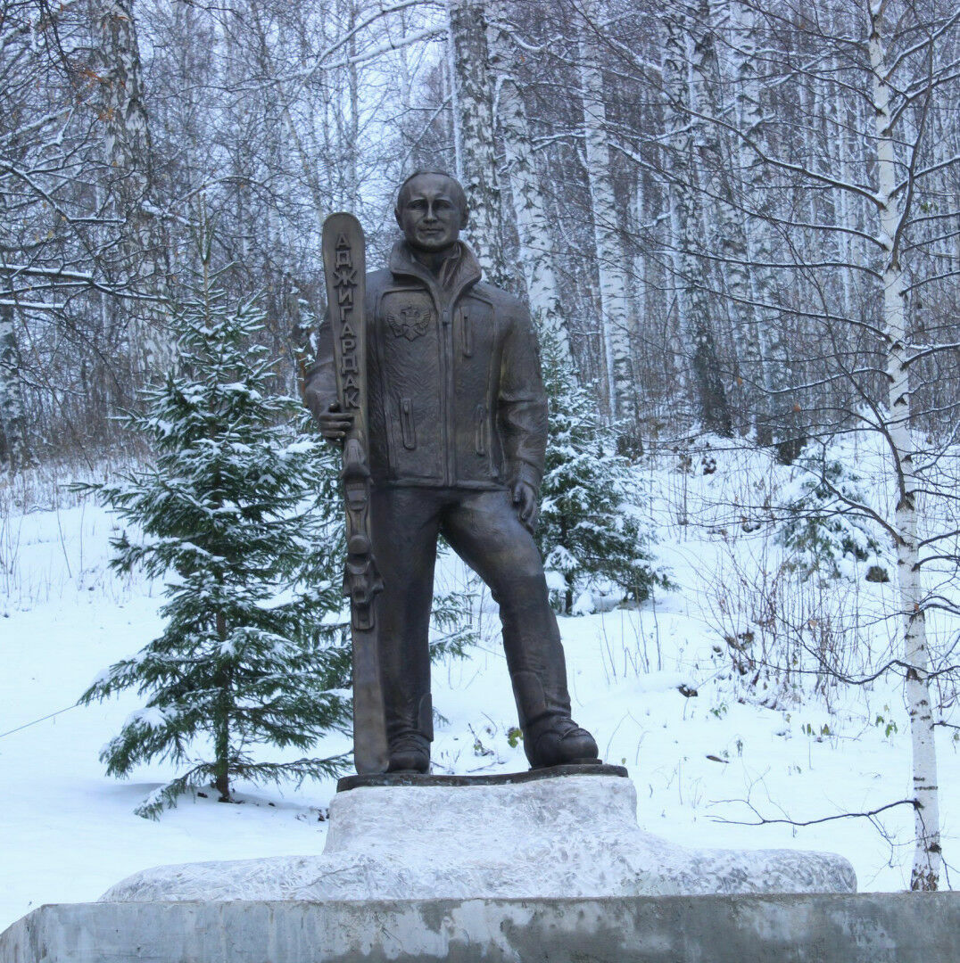 В России появился первый памятник Путину в полный рост