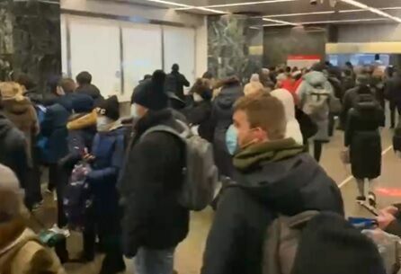 В Москве по требованию полиции закрывали станцию метро "Славянский бульвар"