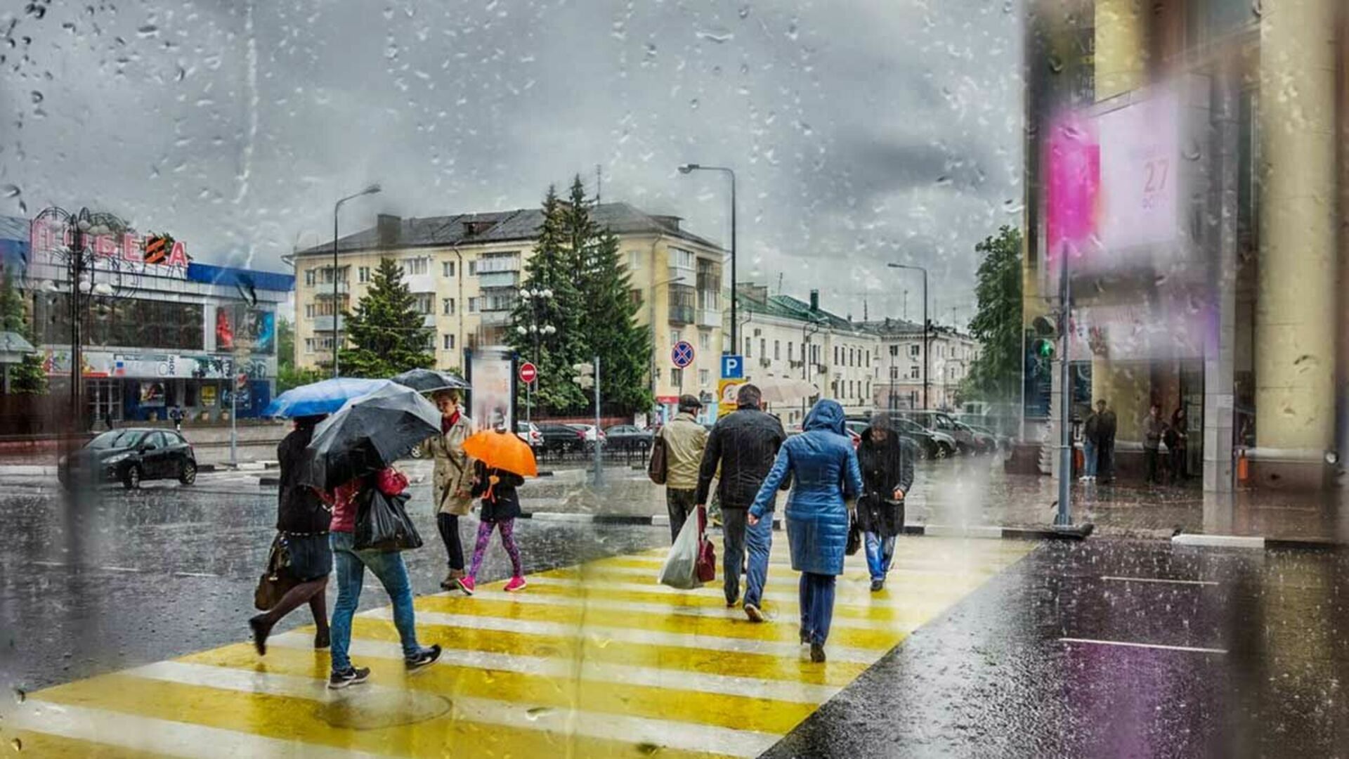 В начале погода была дождливой. Дождь весной в городе. Проливной дождь в Москве.