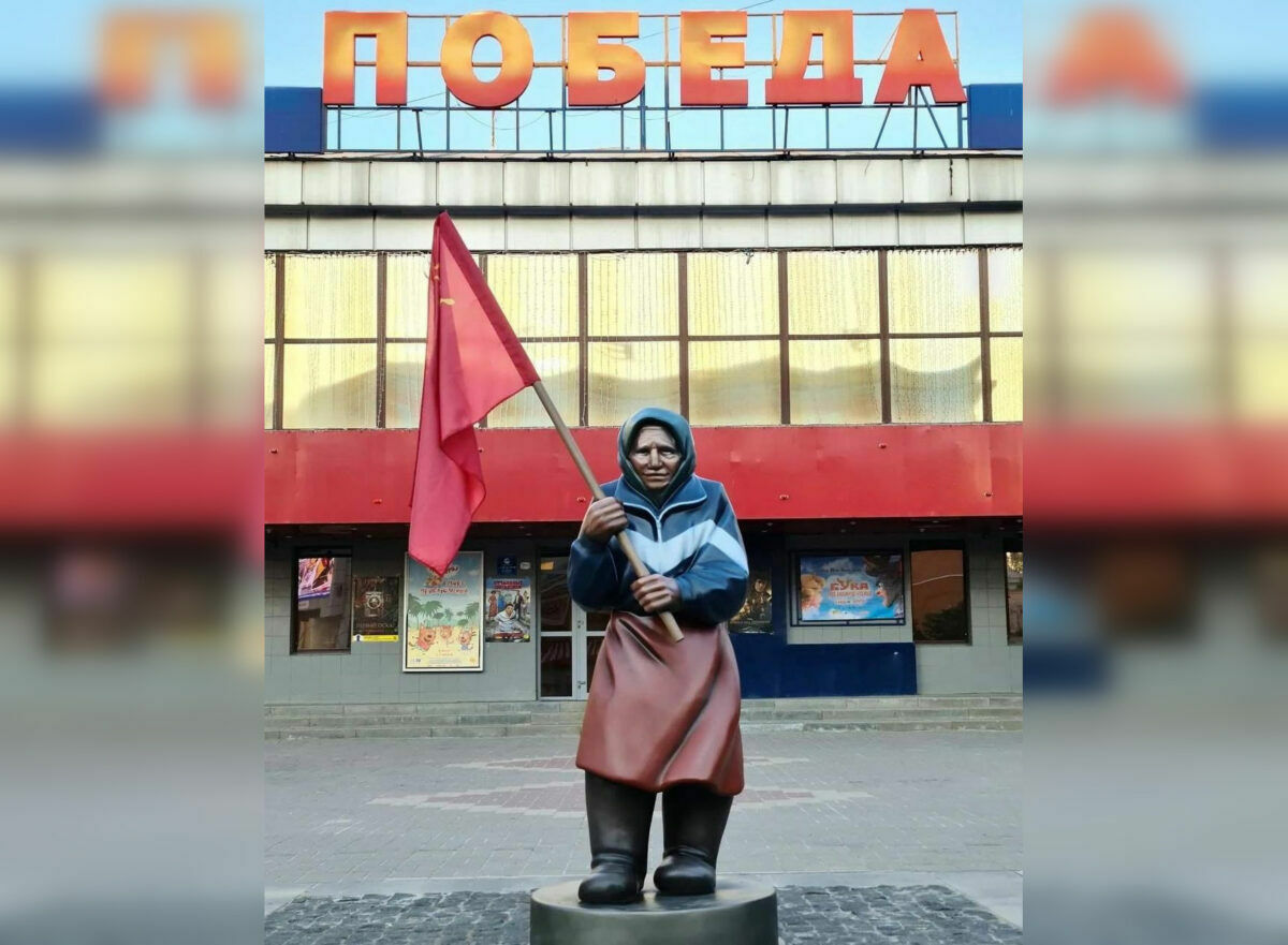 Памятник бабушке со Знаменем Победы не простоял в Белгороде и полчаса