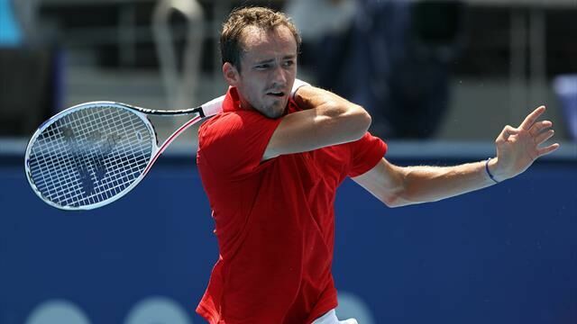 Вызвавший на корт врача Даниил Медведев выиграл матч 1/8 финала на ОИ