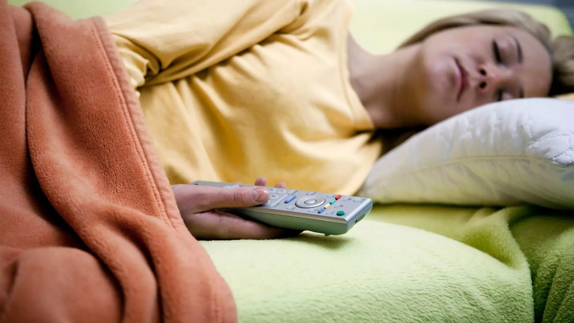 Засыпаете с включенным телевизором? Что говорят об этой привычке эксперты
