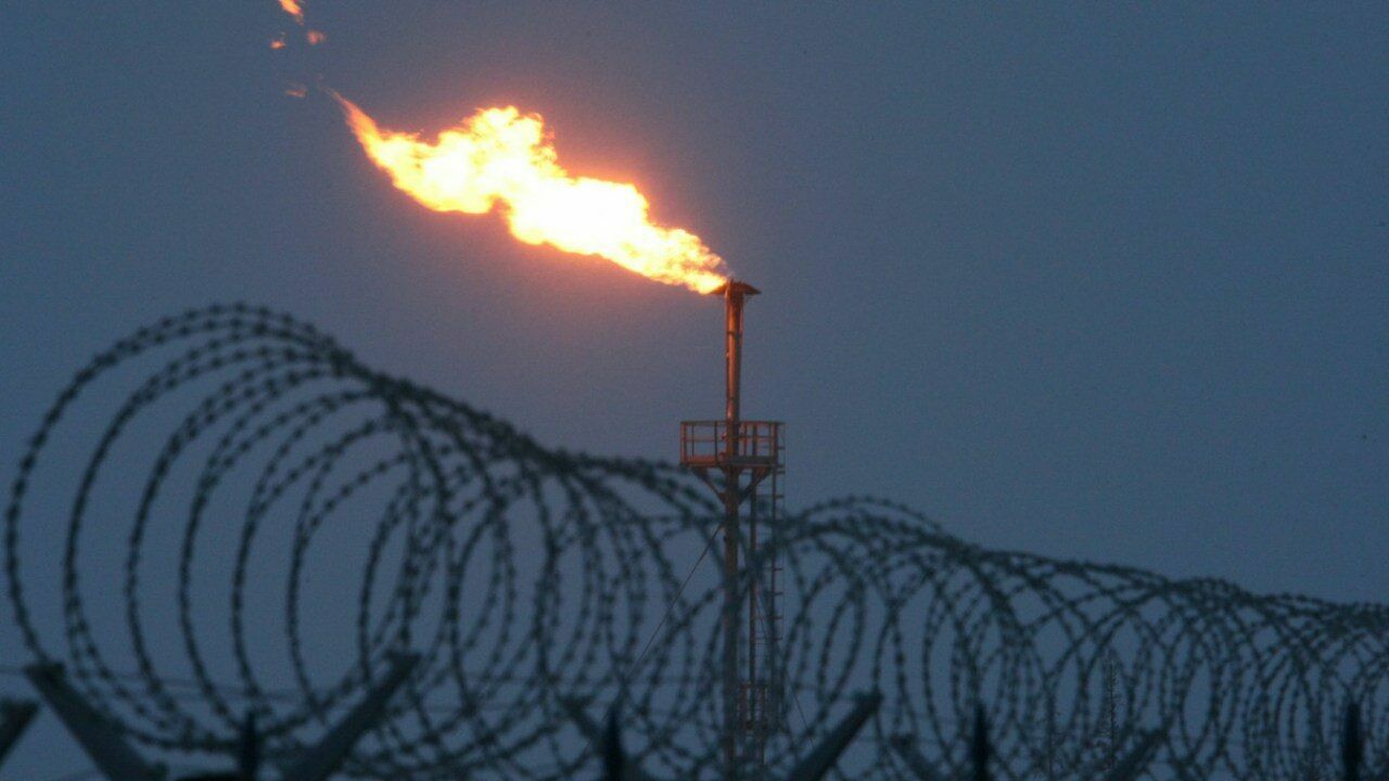 Не доставайся же ты никому: Газпром глушит скважины и сжигает газ