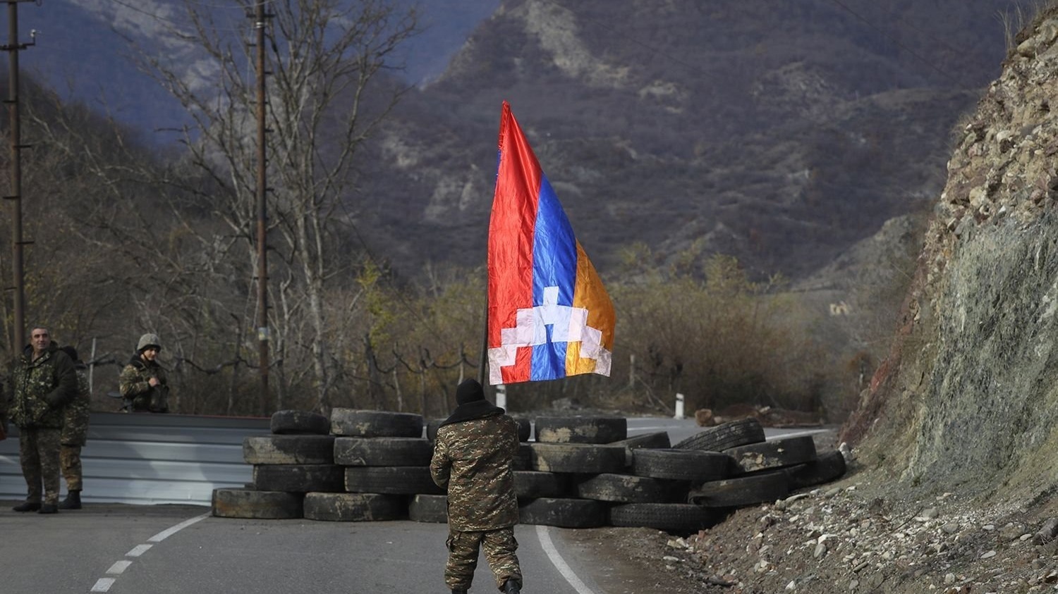 Власти Армении вывезли из Карабаха три тысячи армян