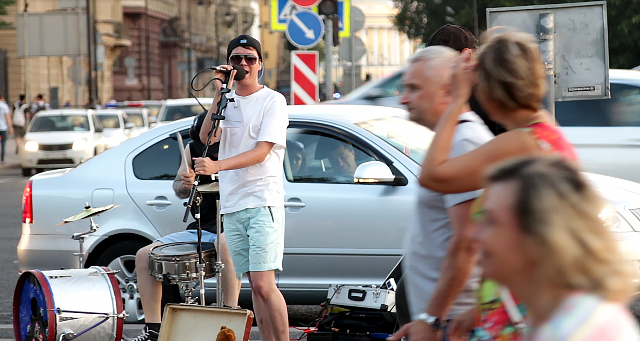 В Петербурге хотят запретить уличным музыкантам петь матерные песни