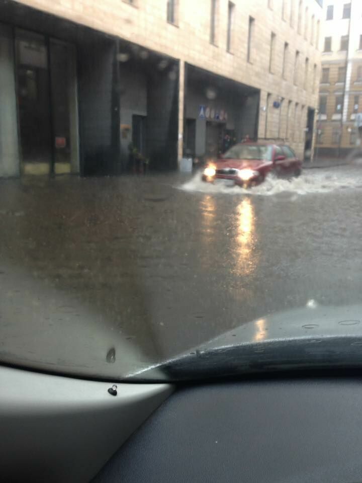 Из-за "благоустройства" центр Москвы после дождя вновь оказался под водой