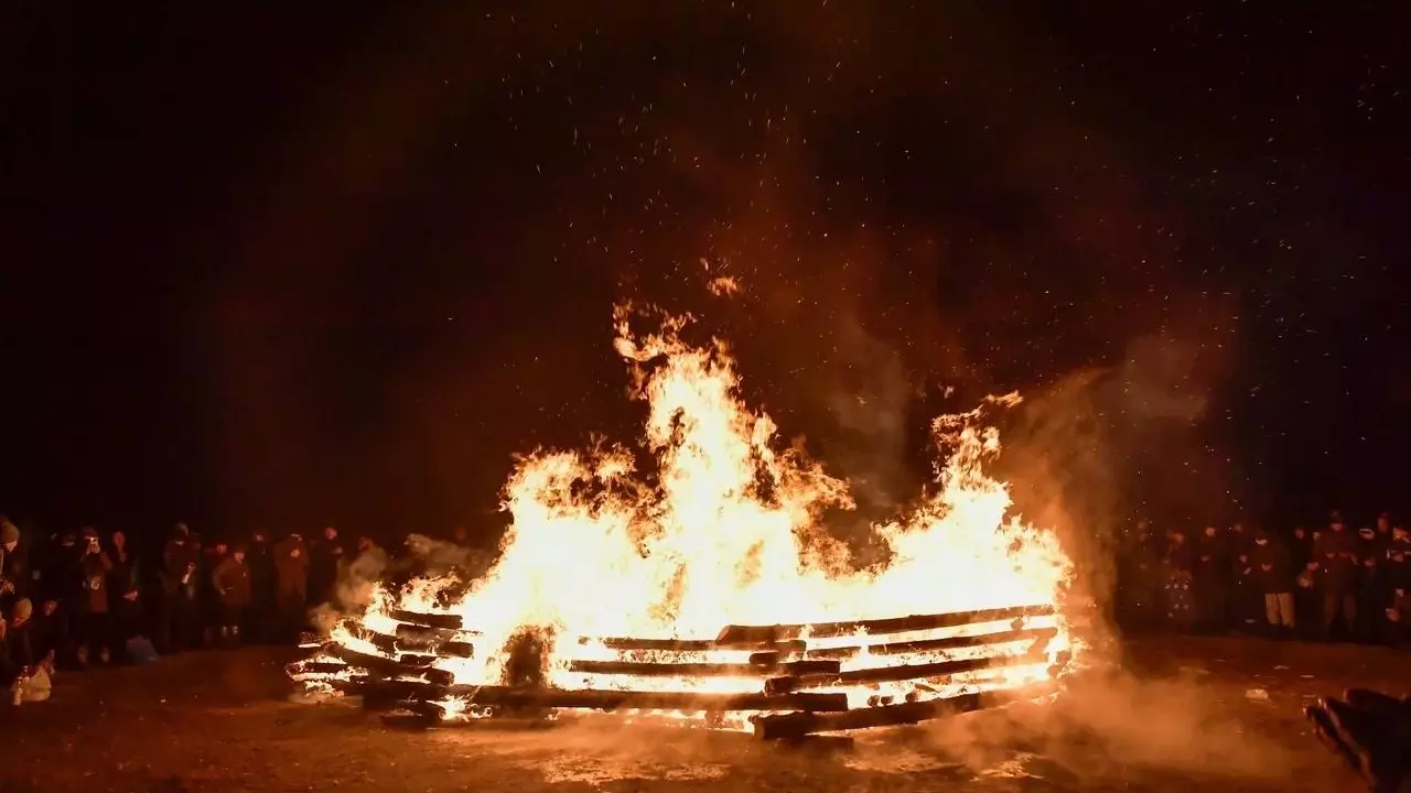 В Туве сожгли тонну еды в ритуальном костре