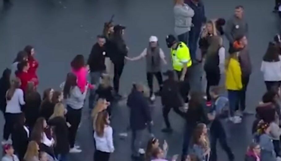 Хит сети: полицейский станцевал с детьми на концерте в Манчестере