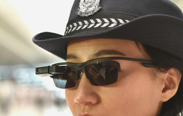 Китайские полицейские уже используют очки с функцией распознавания лиц