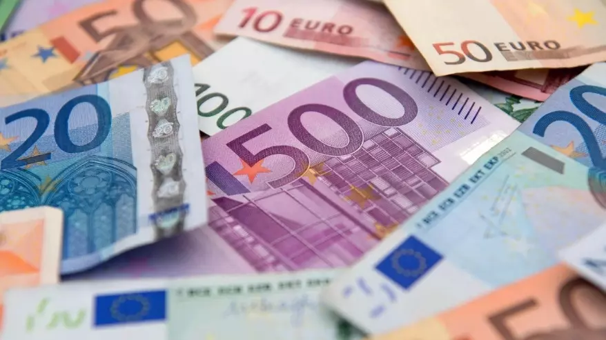 Евро стоит меньше 99 рублей впервые с июля
