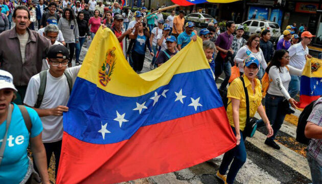"Венесуэле не позавидуешь". Эксперты "НИ" - о новой революции