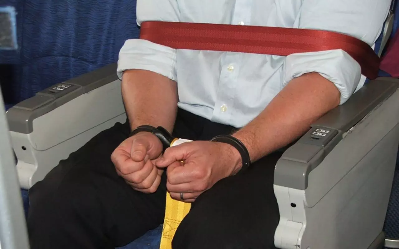 Члены экипажа самолёта имеют право связать дебошира и надеть на него пластиковые наручники