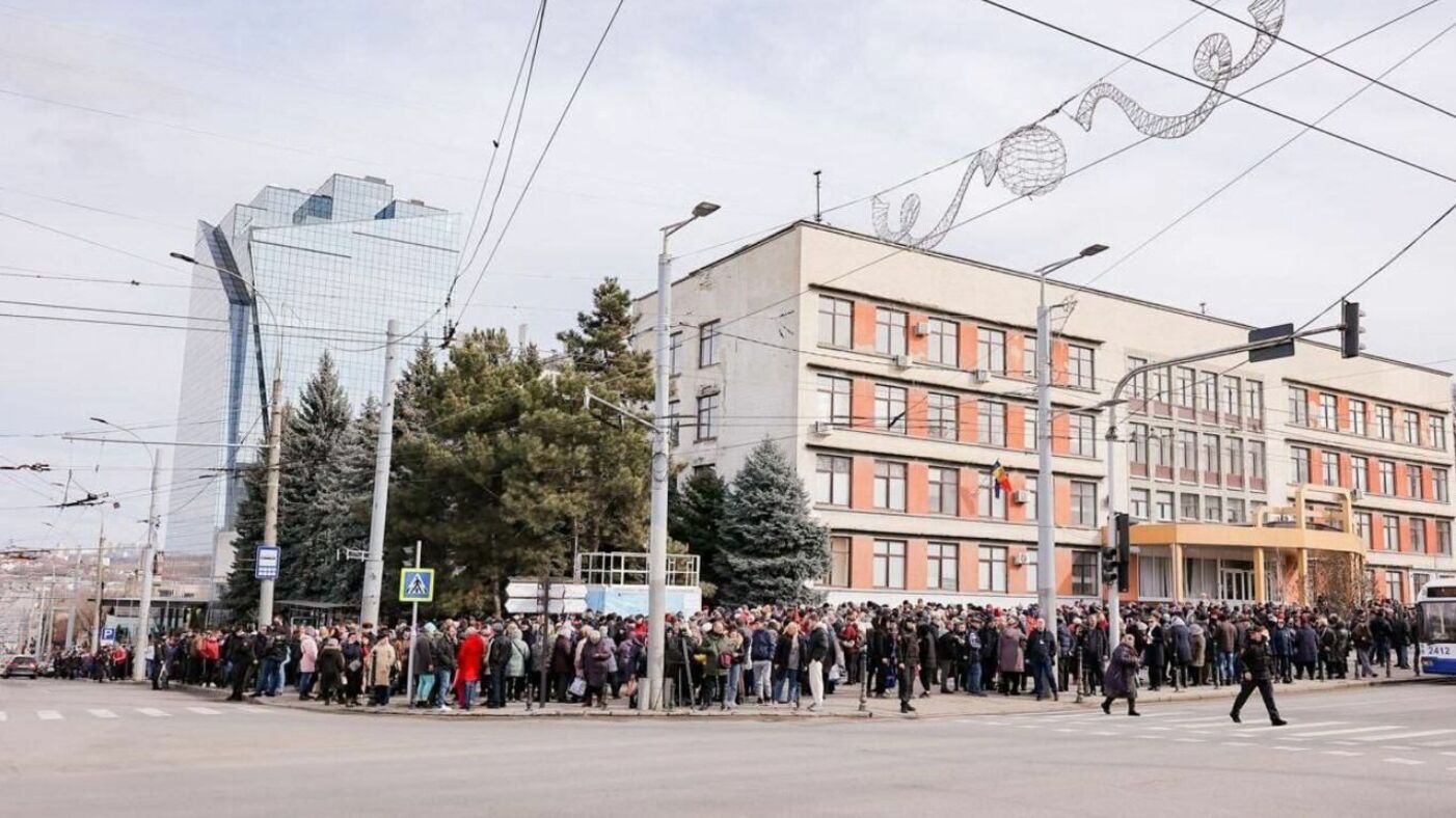 В Кишиневе сторонники оппозиции вышли на акцию протеста из-за роста цен (ФОТО)