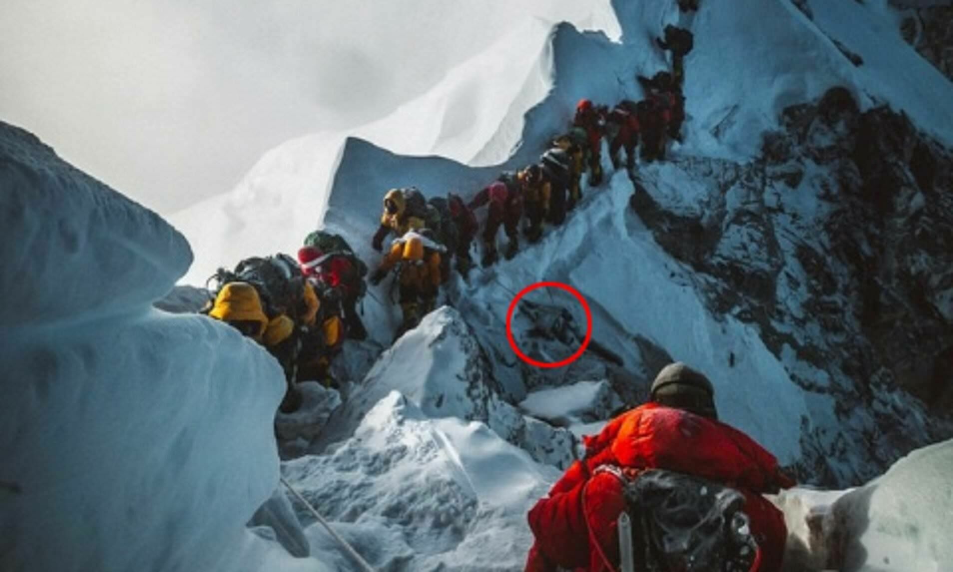 Очередь к вершине и тело одного из погибших альпинистов - утверждают, что труп лежит там, как ориентир, уже с 70-х годов, если не раньше