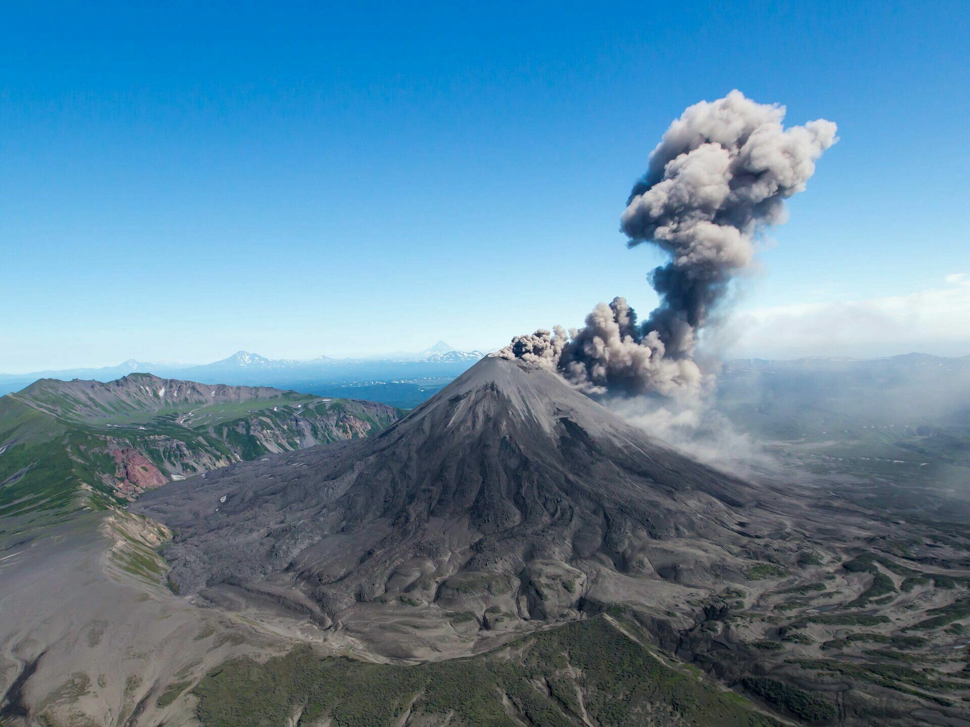 Карымский вулкан на Камчатке выбросил десятикилометровый столб пепла