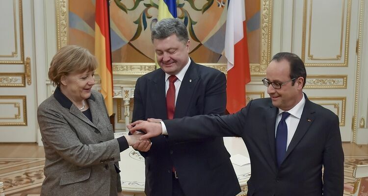 Меркель, Олланд и Порошенко призвали к прекращению конфликта на Донбассе