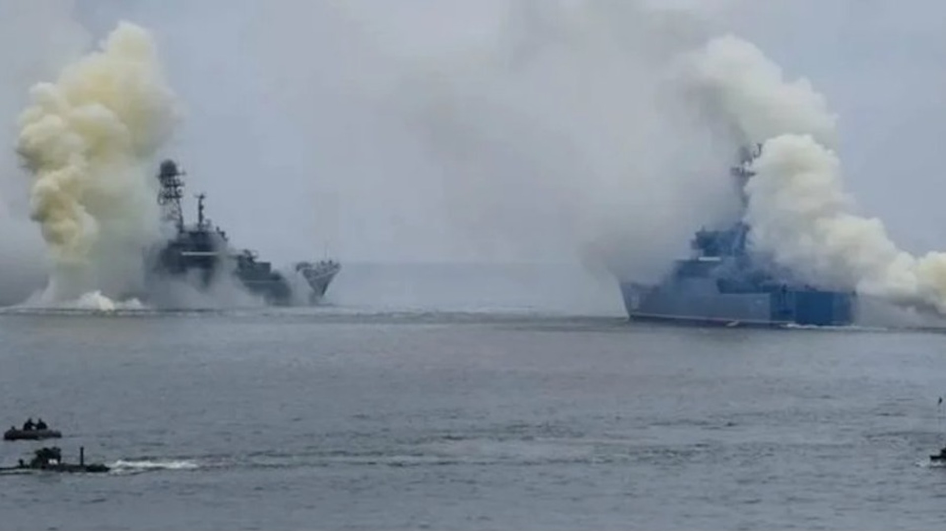 Какой корабль атаковали. Новороссийск атака ВСУ. Подбит корабль в Новороссийске. Атака на БДК В Новороссийске. Российские корабли.