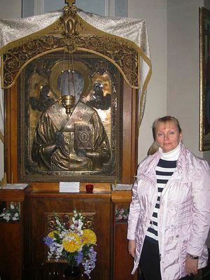 Нелия Кукольская перед иконой Николая Мокрого  11-го века в храме Троицы в Бруклине