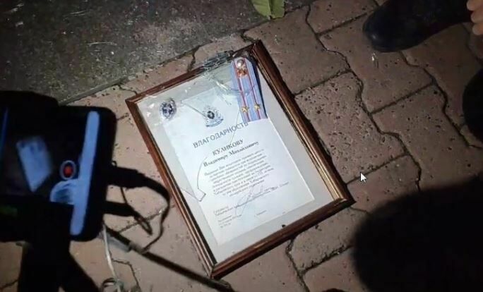 Полицейский в Хабаровске выбросил свои награды после жестокого разгона митингующих