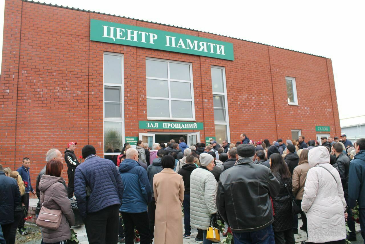 На похороны погибших пришли десятки жителей Коркино