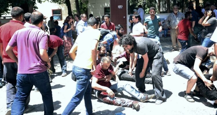 В результате взрыва в Турции погибли 27 человек, около сотни ранены