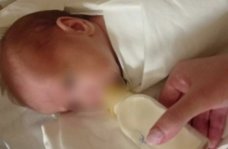 Россиянка через соцсети ищет младенцу со всеми прививками новых родителей