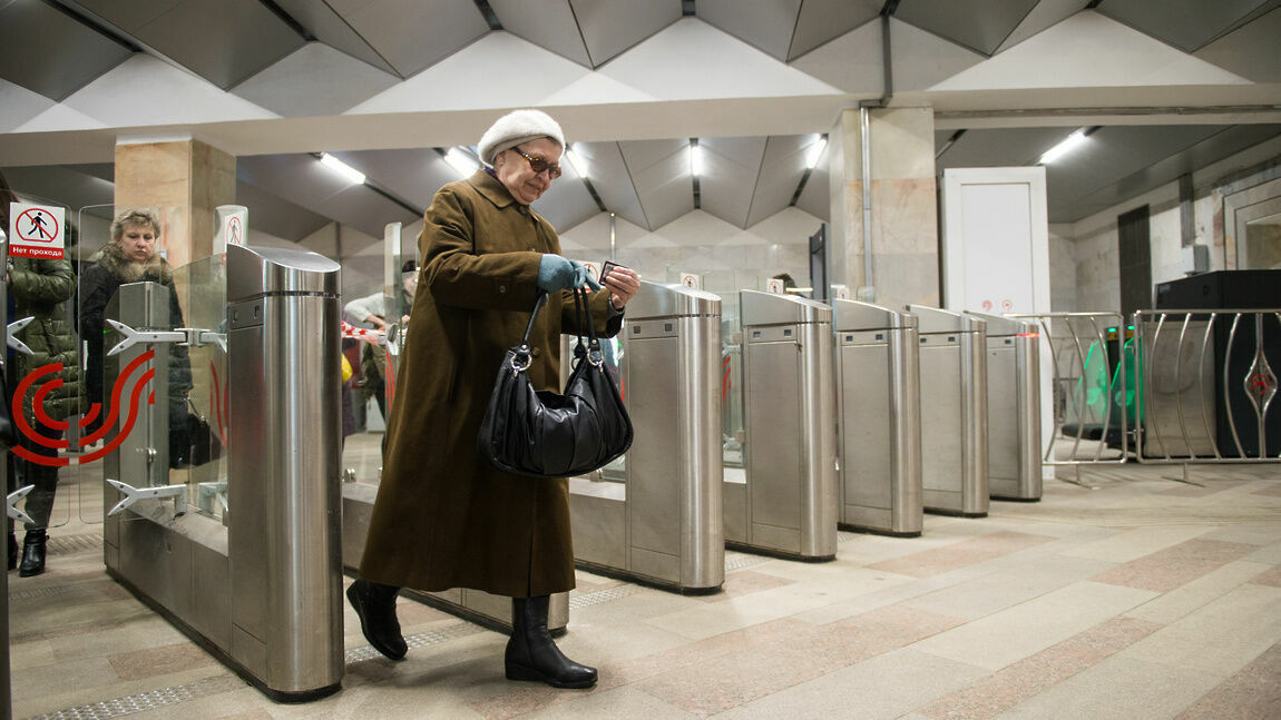 Более 30 тыс. москвичей пытались пройти в метро по заблокированным социальным картам