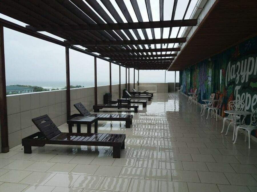 У туристов остается одно место для отдыха - под крышей отеля, когда нет дождя
