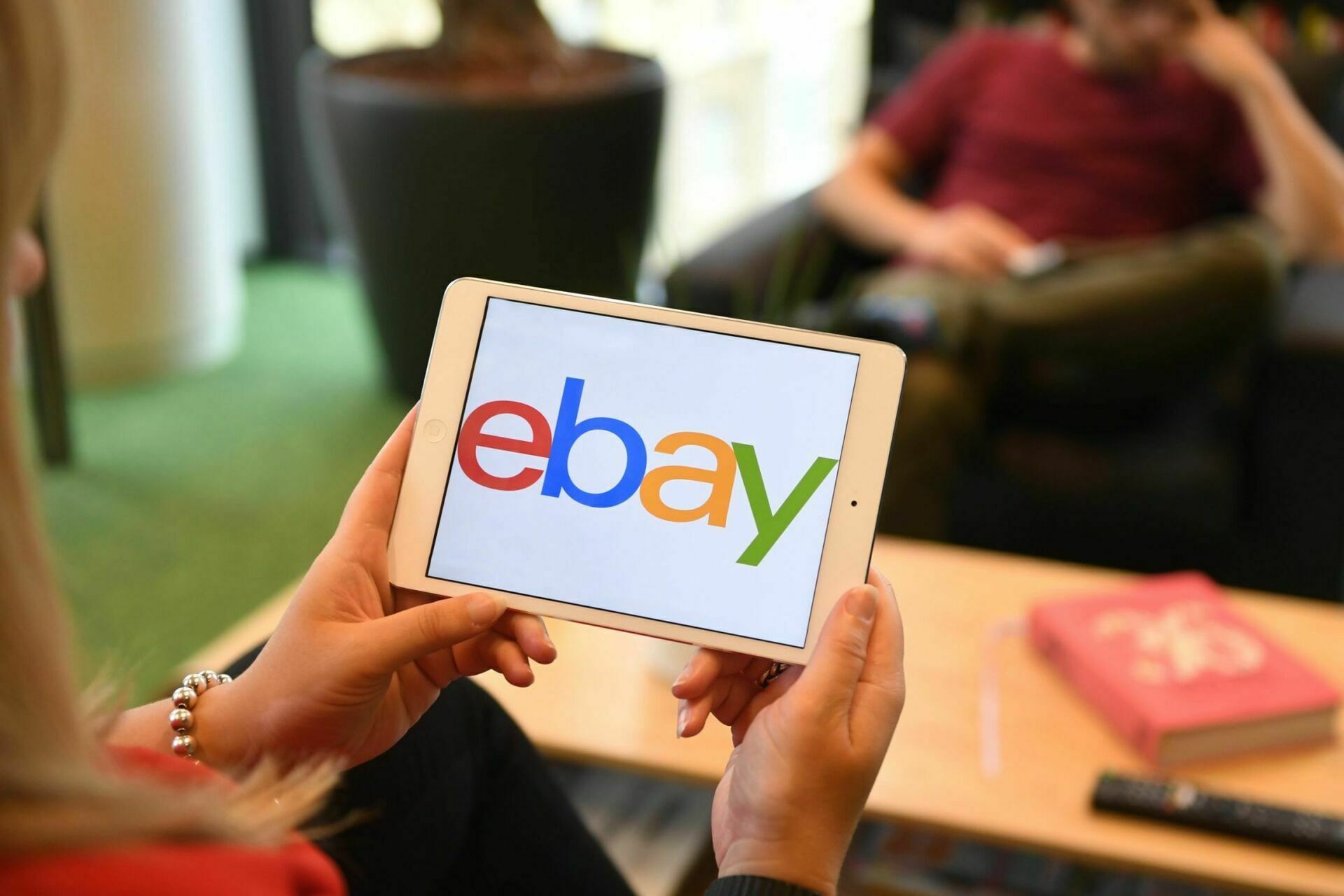 Роскомнадзор потребовал от eBay избавиться от объявлений о продаже наград