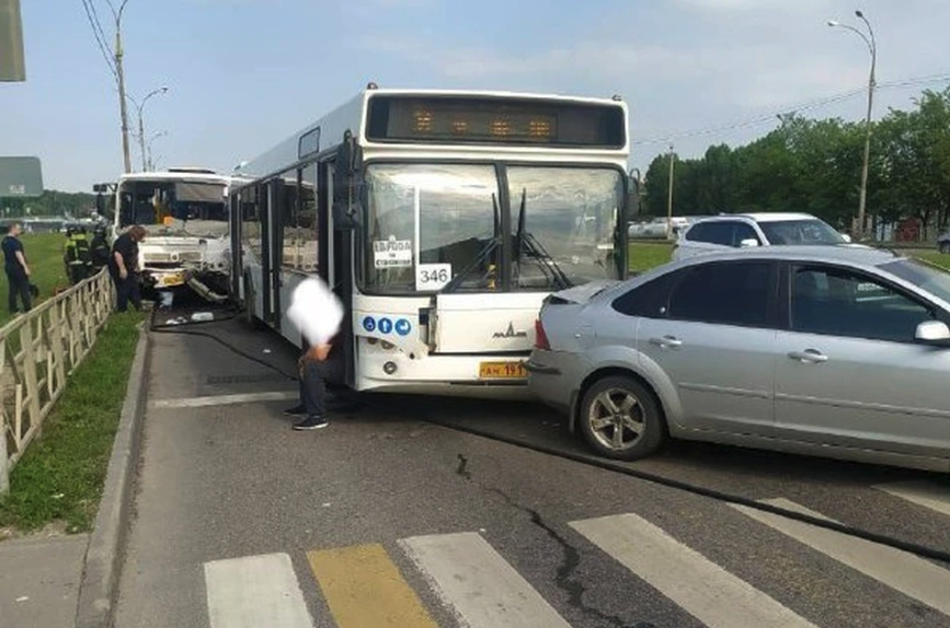 При столкновении двух автобусов в Липецке пострадали 15 человек