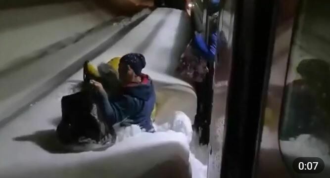 Видео дня: пассажирам РЖД под Краснодаром пришлось прыгать с поезда в сугробы