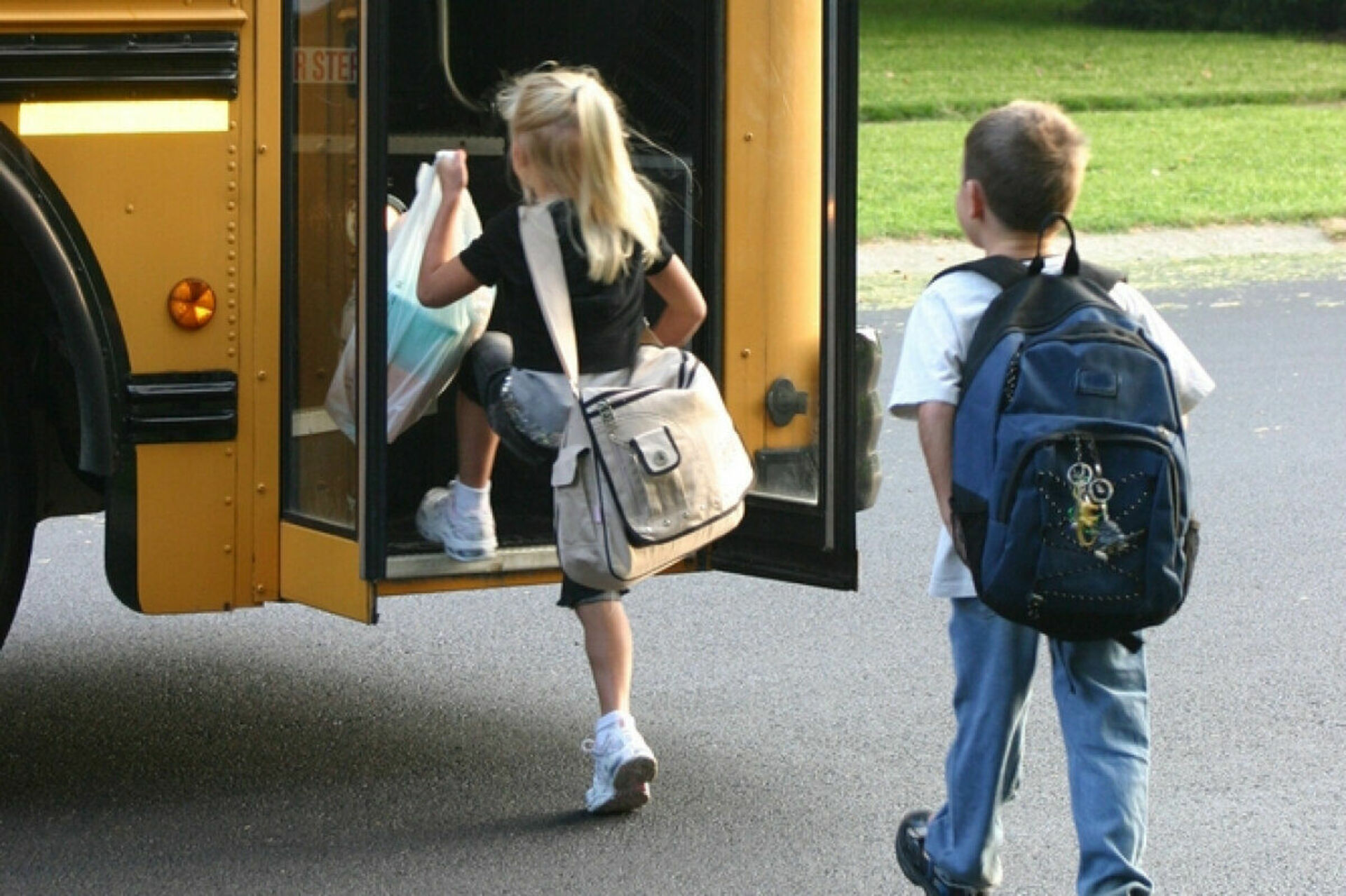 Общественный транспорт многодетным семьям. Школьники в общественном транспорте. Школьники садятся в автобус. Общественный транспорт для детей. Автобус для детей.