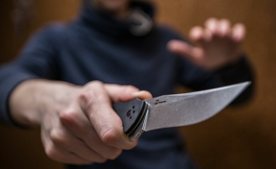 В Нижнекамске полицейского смертельно ранили ножом